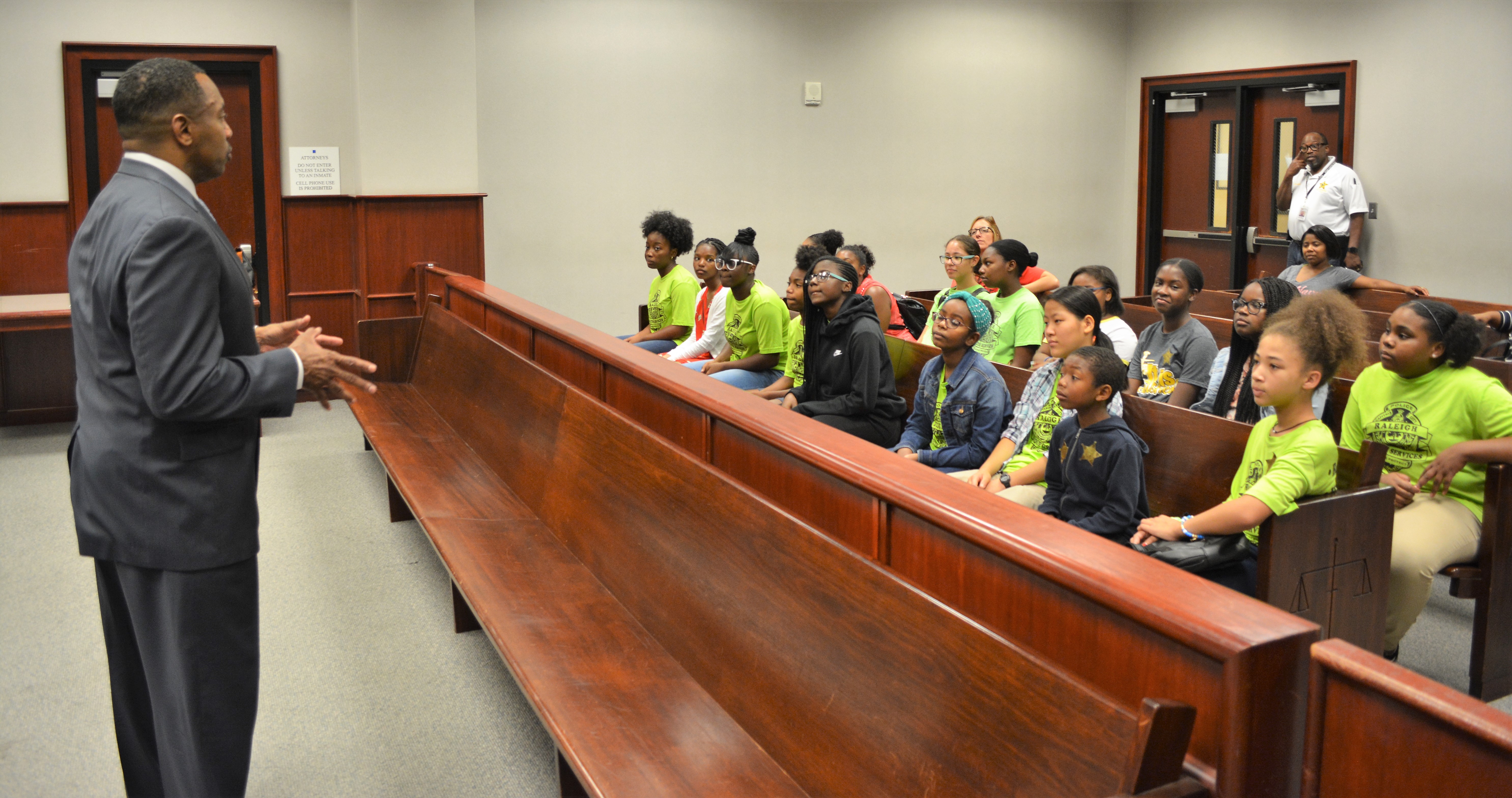 Judge Gregory addresses students at Youth Law Day. 