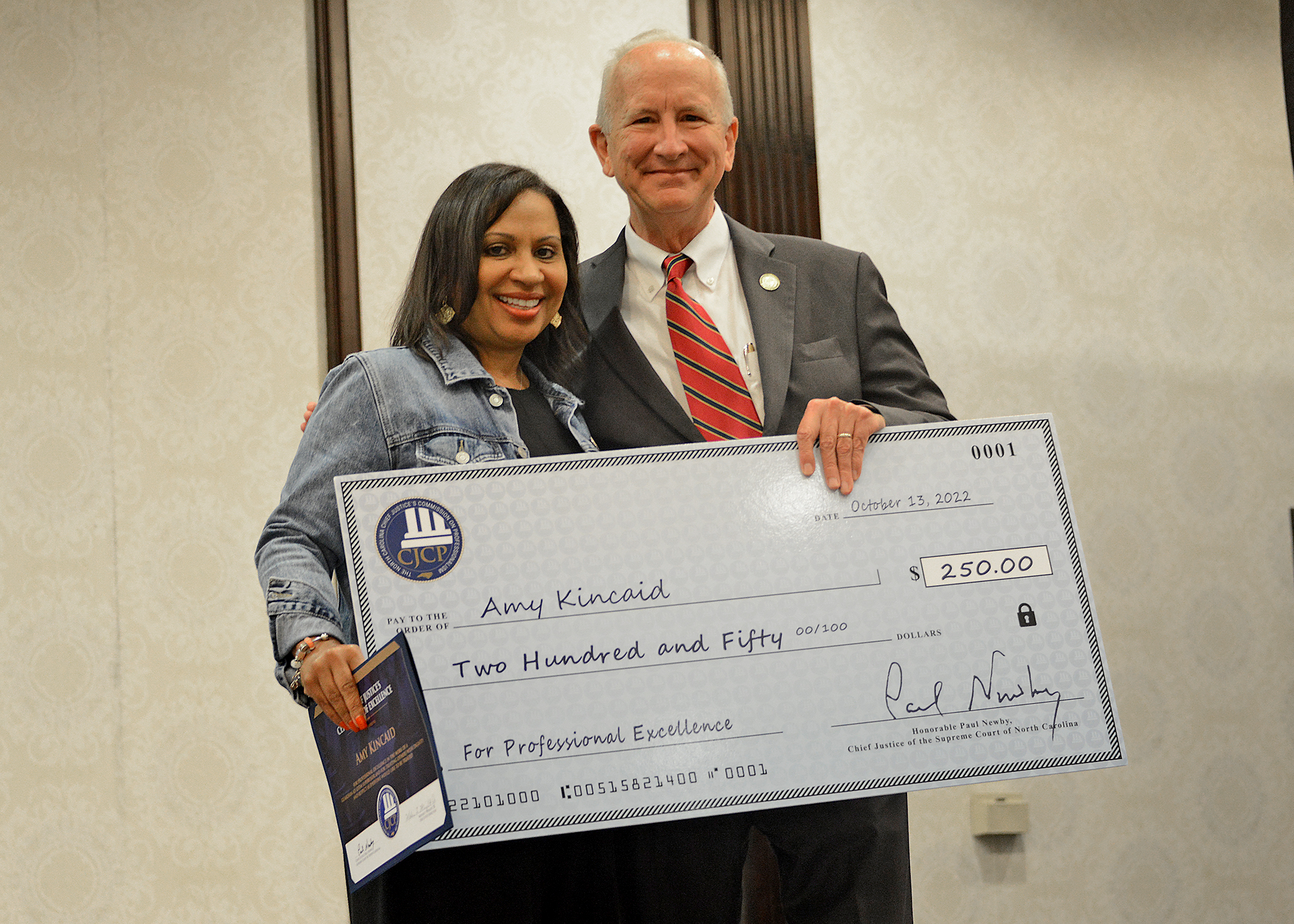 Chief Justice Newby presents Amy Kincaid with the Employee of the Year Award